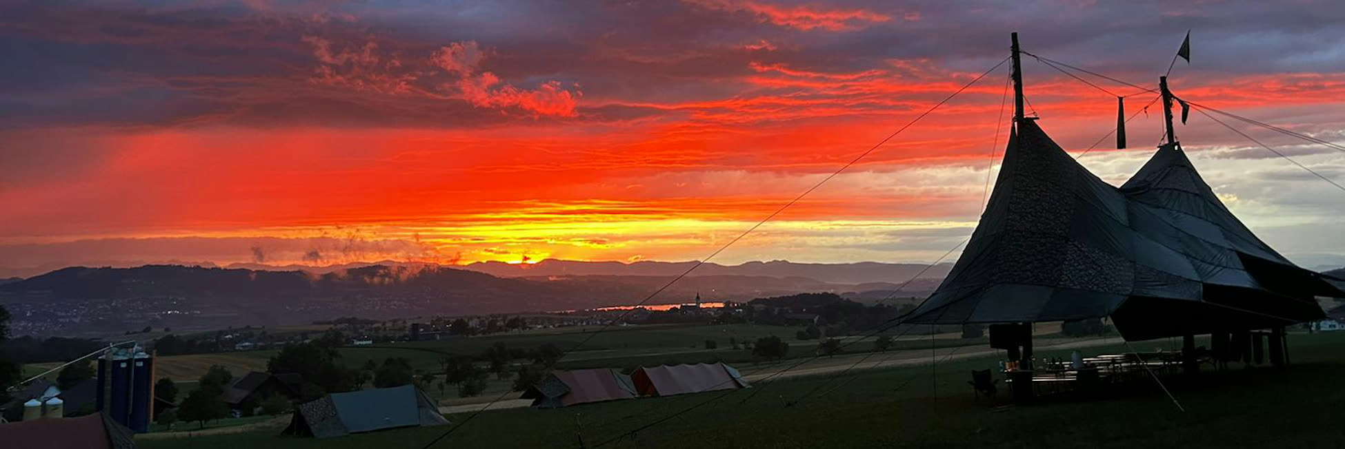 Sarasani-Zelt vor rotem Abendhimmel